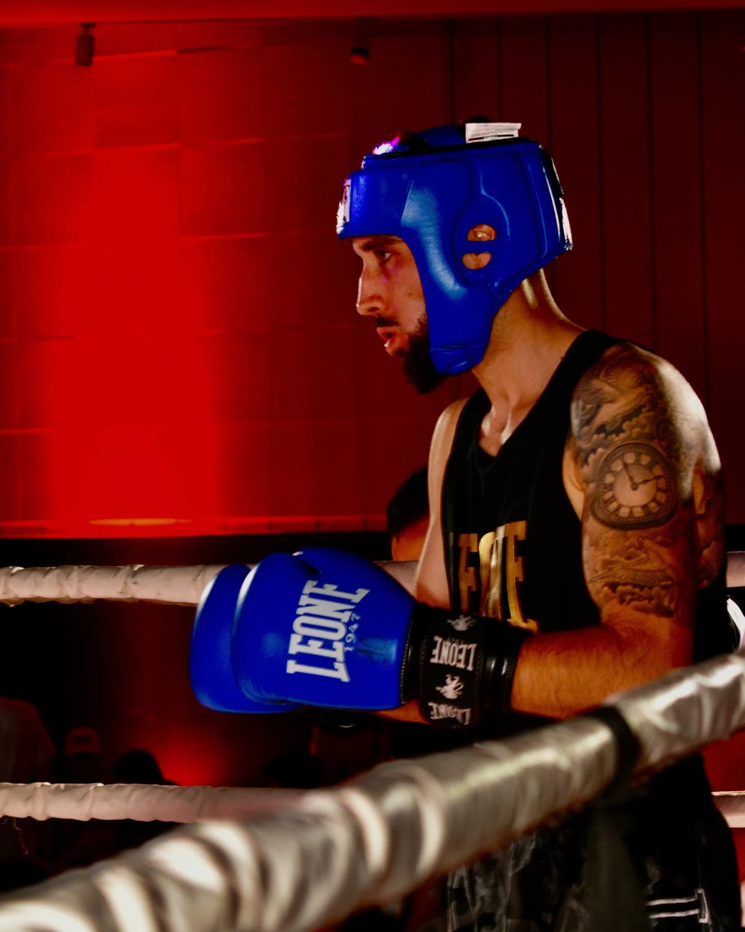 Boxeador con guantes en el ring.