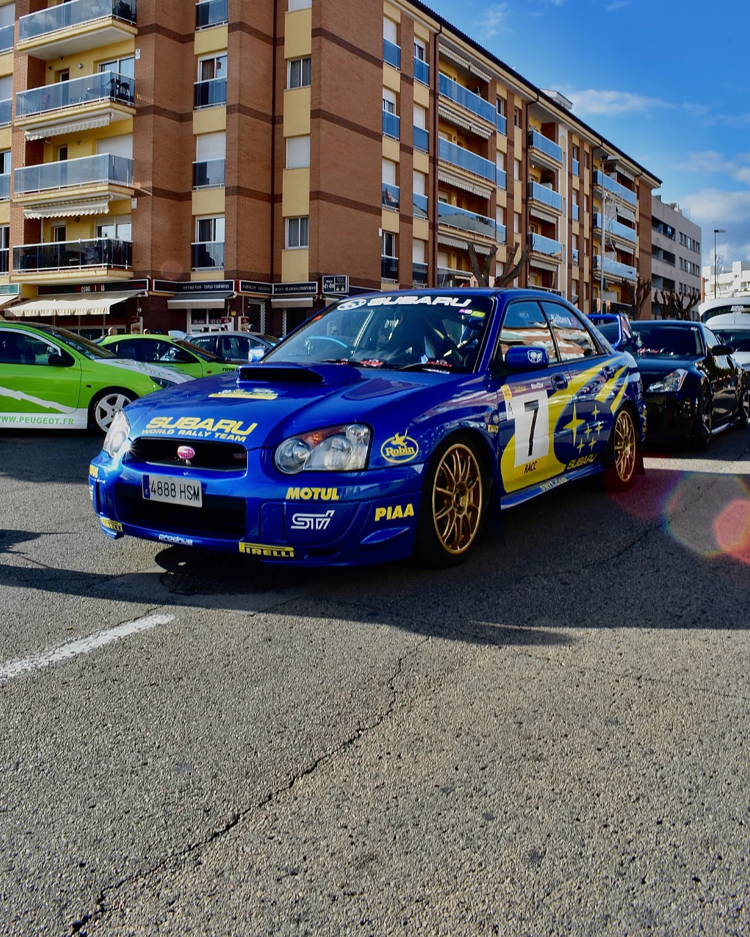 Coche deportivo azul en una exhibición.
