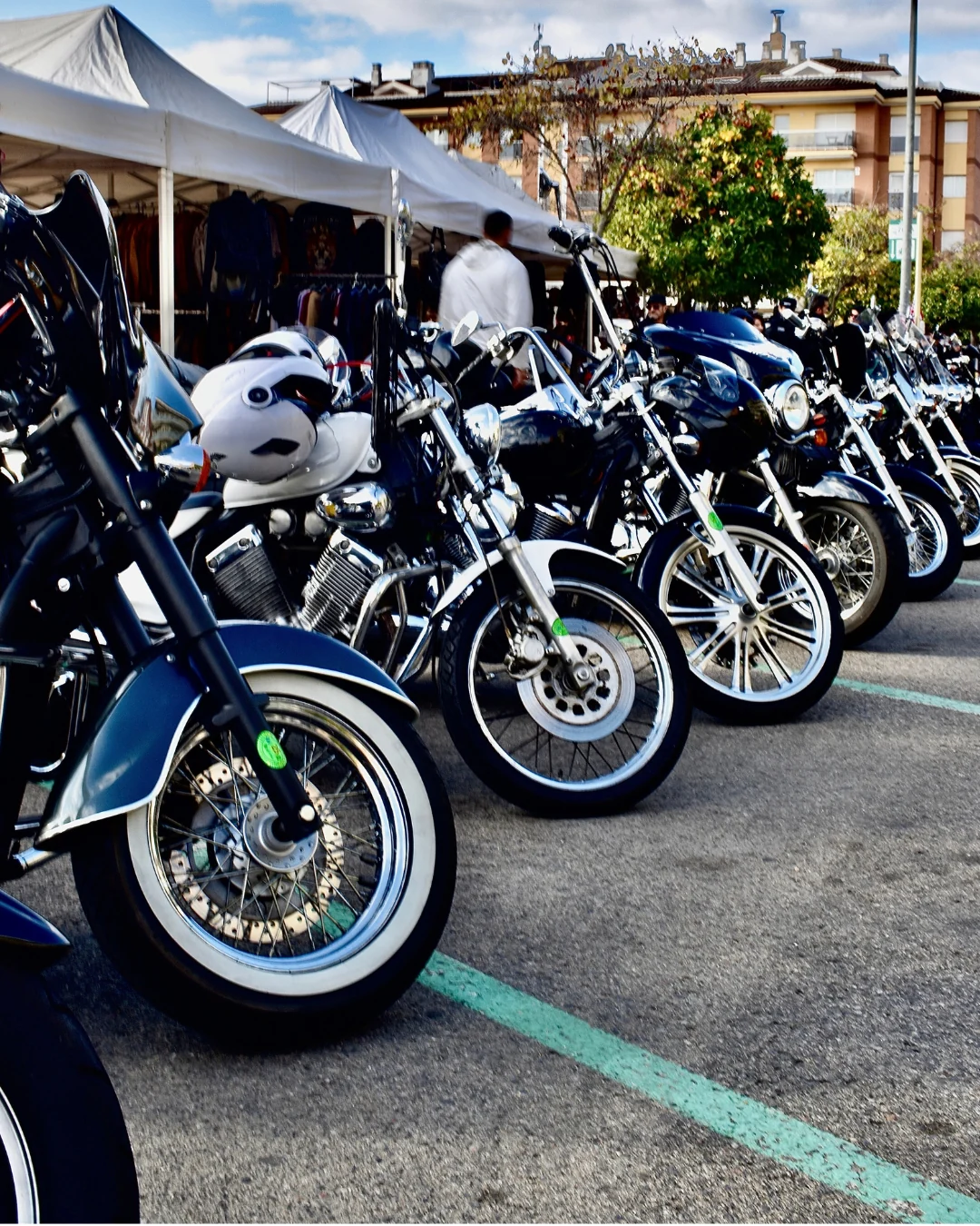 Motos reunidas en una concentración.