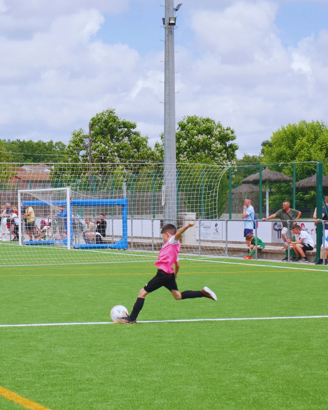 Partido de fútbol en un campo al aire libre.