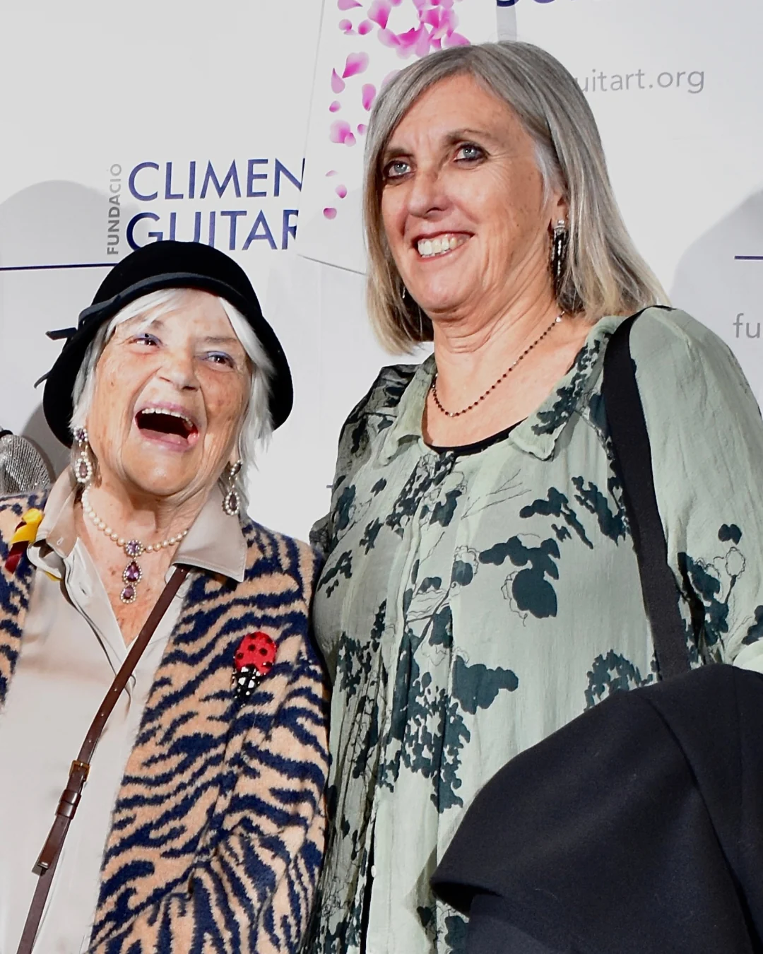 Retrato de dos mujeres durante un evento.