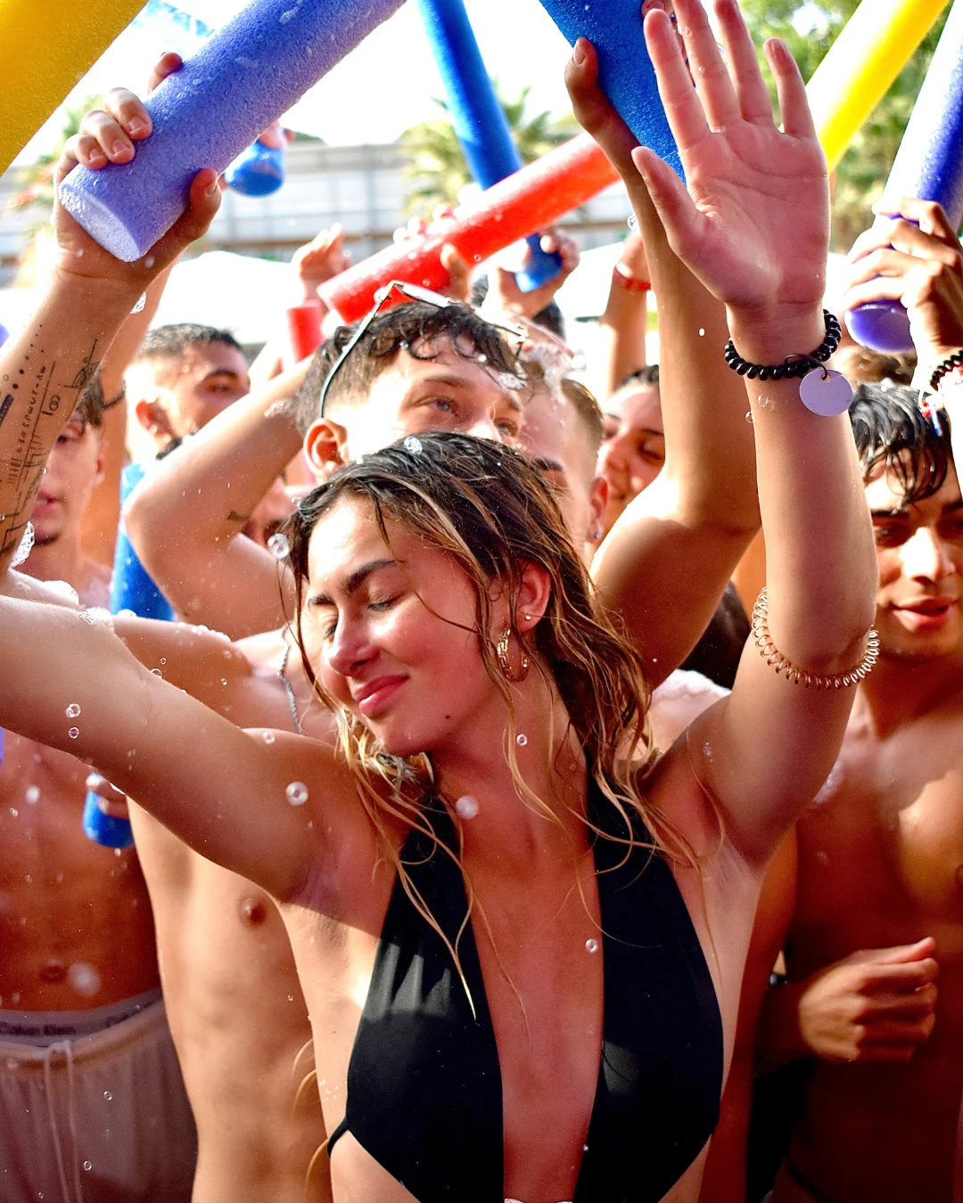 Público celebra en un festival de música.