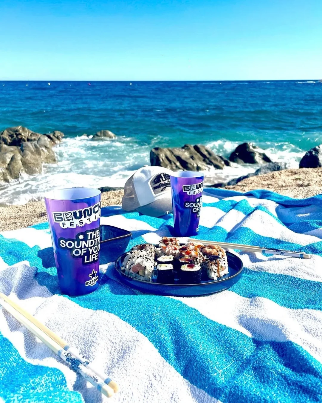 Mesa preparada junto al mar para una celebración.