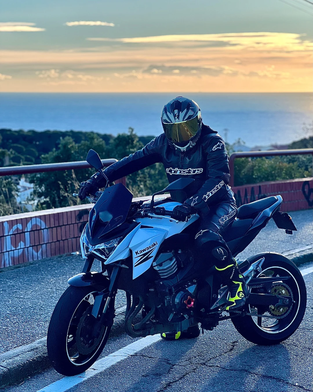Motorista junto a su moto en un evento.