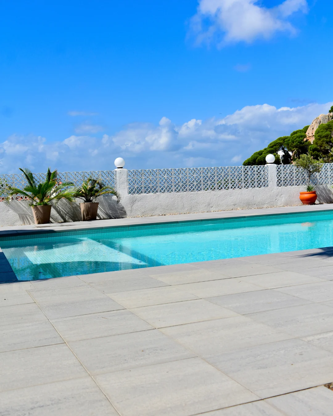 Piscina y jardín en una sesión de verano.