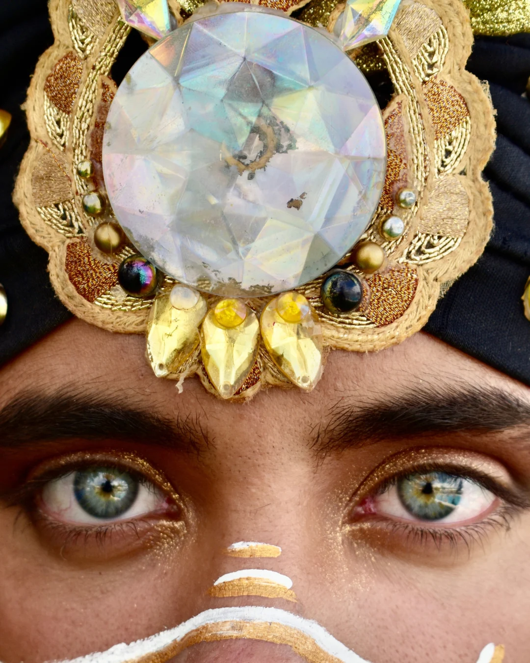 Retrato de inspiración india con joyería tradicional.