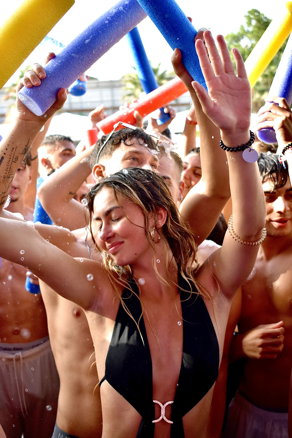 Mujer disfrutando de una fiesta rodeada de invitados